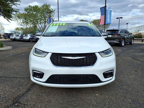 Used 2021 Chrysler Pacifica Limited w/ Uconnect Theater Family Group image 2