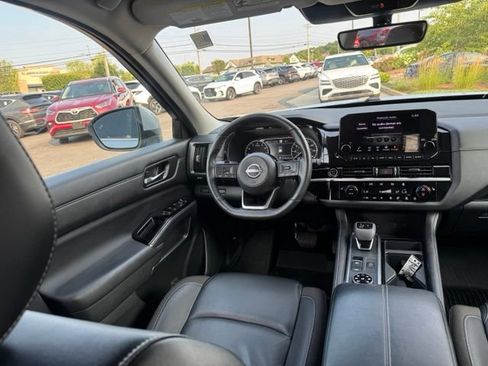 Used 2023 Nissan Pathfinder SL AWD/4WD image 36
