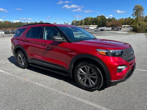 Used 2021 Ford Explorer XLT w/ Equipment Group 202A image 9