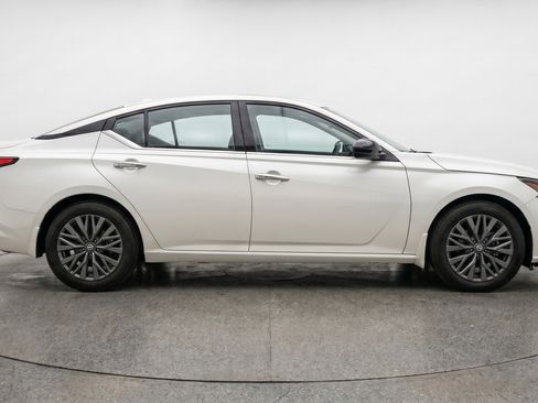 Used 2025 Nissan Altima 2.5 SV FWD image 11