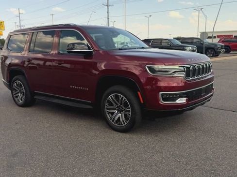 Used 2025 Jeep Wagoneer 4WD image 2