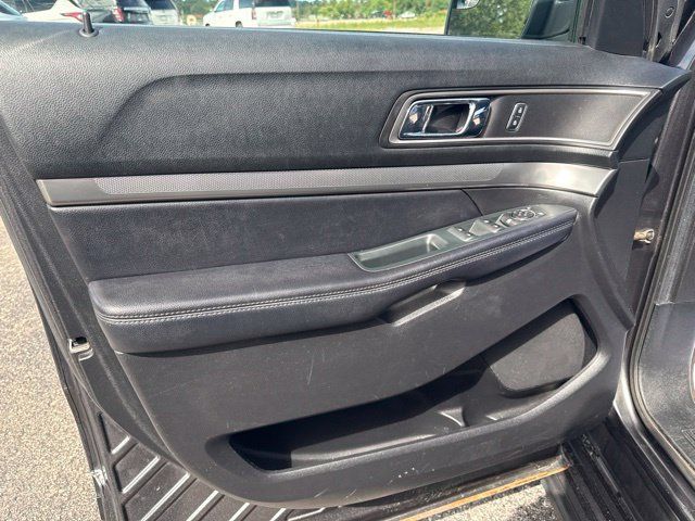 Used 2018 Ford Explorer XLT w/ Equipment Group 202A AWD/4WD image 19
