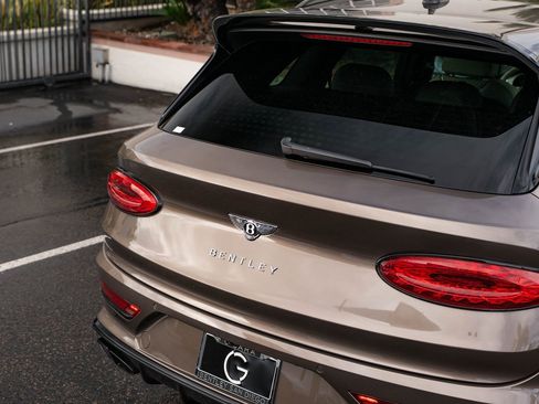 Used 2022 Bentley Bentayga image 11