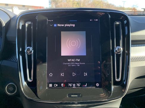 Used 2025 Volvo XC40 B5 Plus image 23