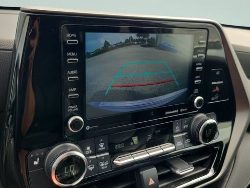 Used 2022 Toyota Highlander XLE FWD image 18