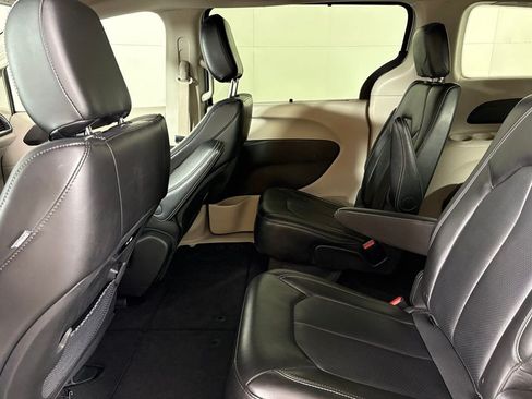 Used 2024 Chrysler Pacifica Touring-L FWD image 34