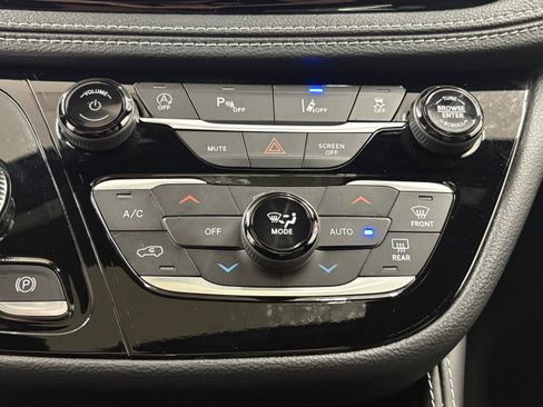 Used 2025 Chrysler Pacifica Limited image 17