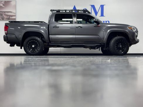 Used 2017 Toyota Tacoma TRD Sport w/ Tow Package AWD/4WD image 4