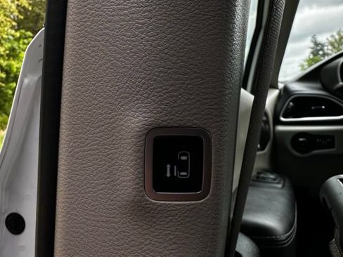 Used 2023 Chrysler Pacifica Touring-L FWD image 14