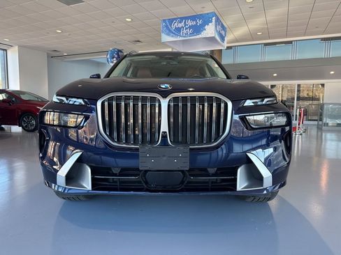 Used 2023 BMW X7 xDrive40i w/ Executive Package image 3
