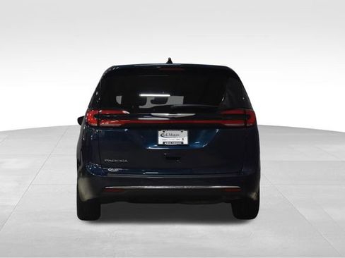 Used 2023 Chrysler Pacifica Touring-L FWD image 8