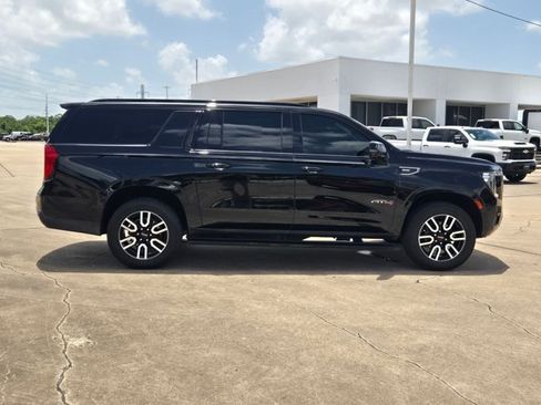 Used 2023 GMC Yukon XL AT4 w/ Technology Package AWD/4WD image 4