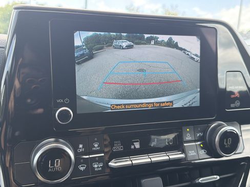 Certified 2025 Toyota Highlander LE FWD image 6