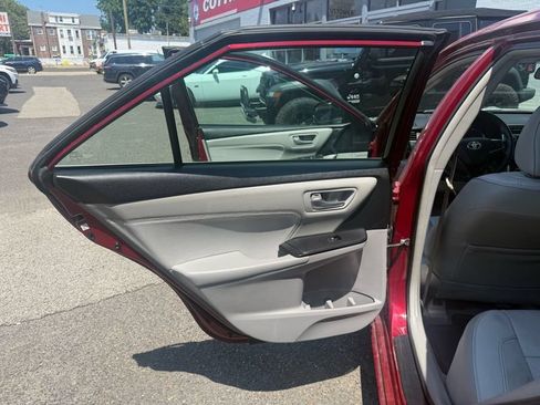 Used 2016 Toyota Camry XLE FWD image 10