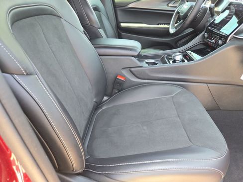 Used 2025 Jeep Grand Cherokee Altitude RWD image 21