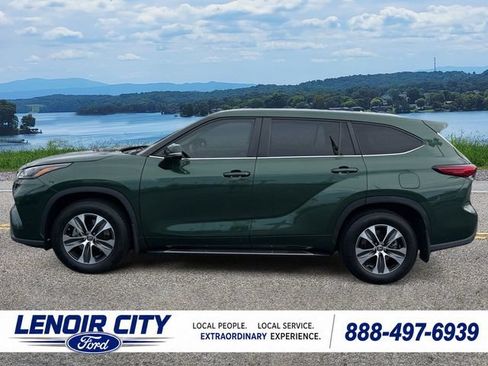 Used 2023 Toyota Highlander XLE AWD/4WD image 5