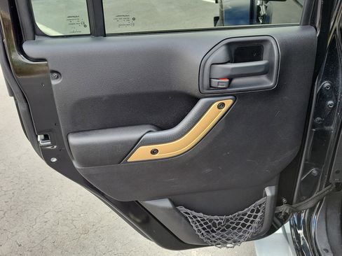 Used 2014 Jeep Wrangler Unlimited Sahara image 9