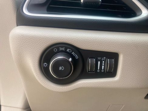 Used 2023 Chrysler Pacifica Touring-L FWD image 24