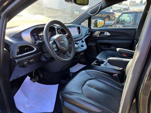 Certified 2022 Chrysler Pacifica Touring-L w/ S Appearance Package image 8