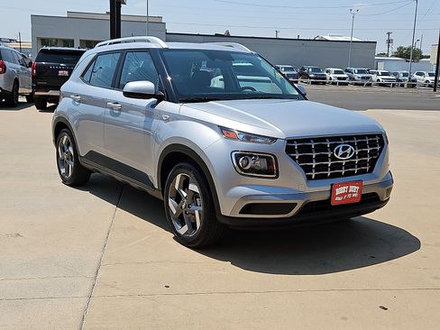 Used 2025 Hyundai Venue SEL FWD image 4