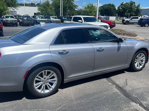 Used 2016 Chrysler 300 C RWD image 4