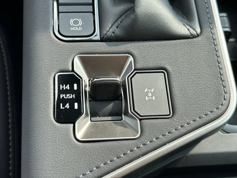 Used 2025 Lexus GX 550 w/ Accessory Package (31) AWD/4WD image 32