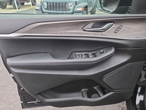 New 2025 Jeep Grand Cherokee Limited w/ Trailer Tow Package image 5