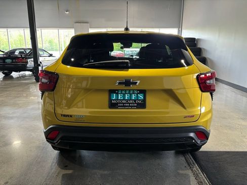 Used 2025 Chevrolet Trax RS w/ Sunroof Package FWD image 6