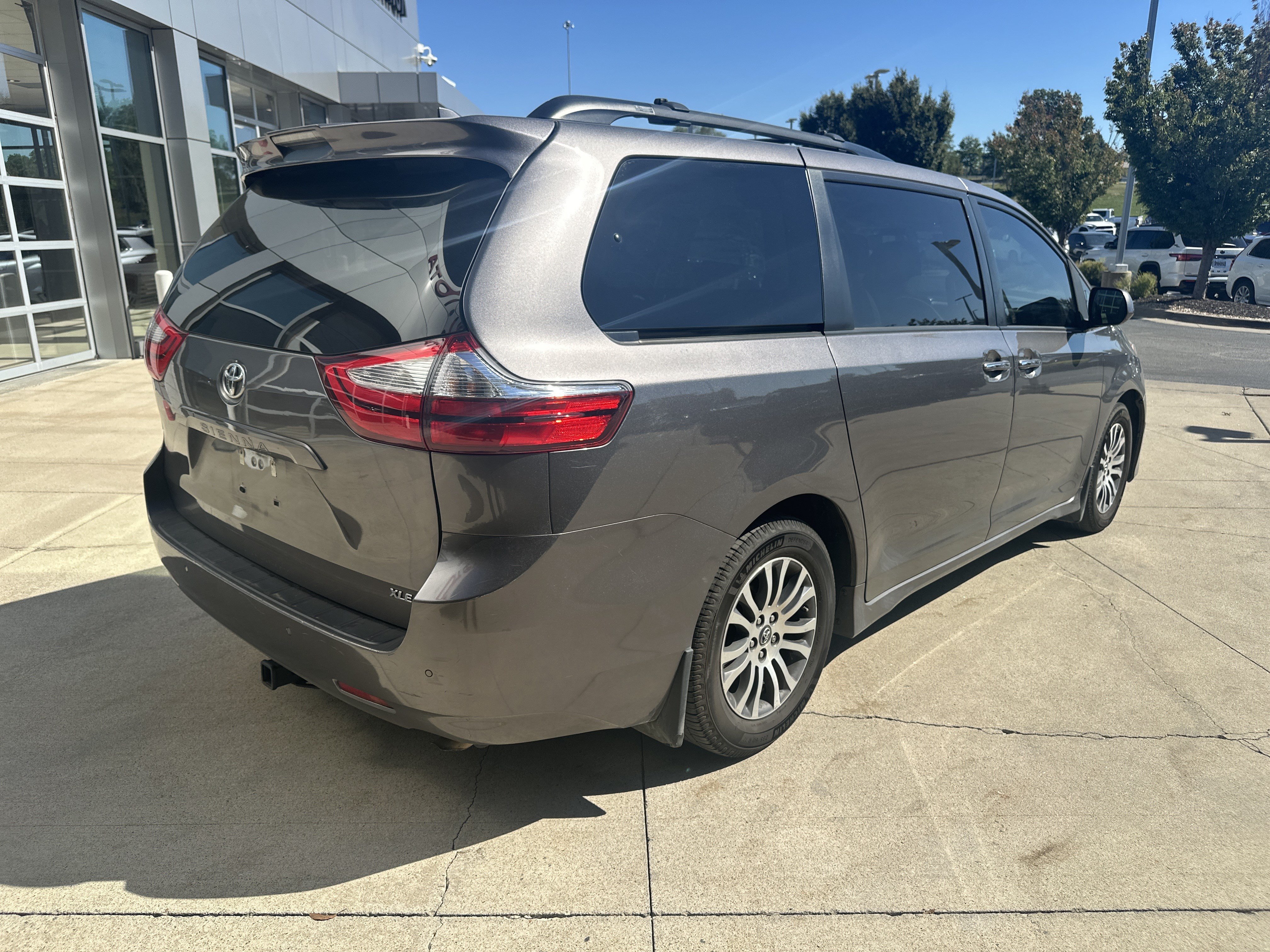 Used 2018 Toyota Sienna XLE w/ XLE Navigation Package FWD image 6