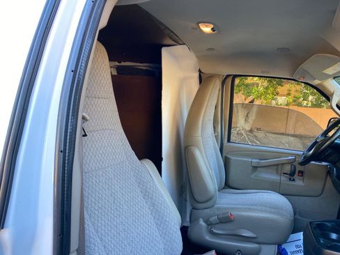 Used 2017 Chevrolet Express 3500 Extended image 17