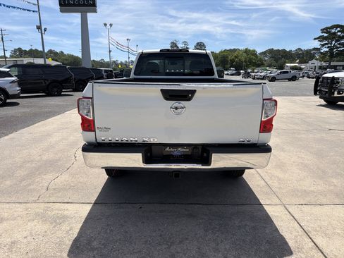 Used 2017 Nissan Titan SV RWD image 7