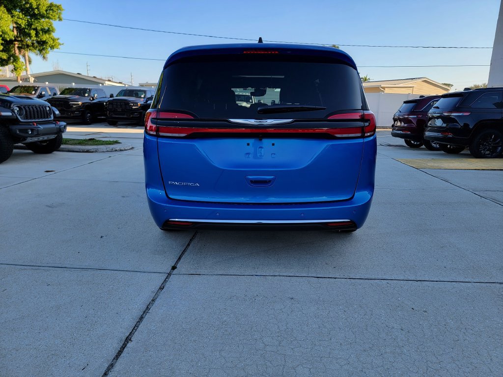 New 2026 Chrysler Pacifica Select FWD image 4