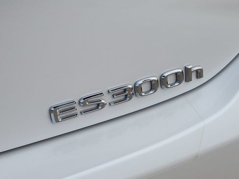 Used 2024 Lexus ES 300h Ultra Luxury w/ Accessory Package (Z2) FWD image 10