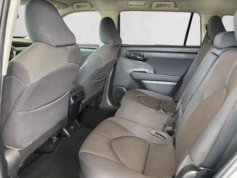 Used 2022 Toyota Highlander LE AWD/4WD image 10