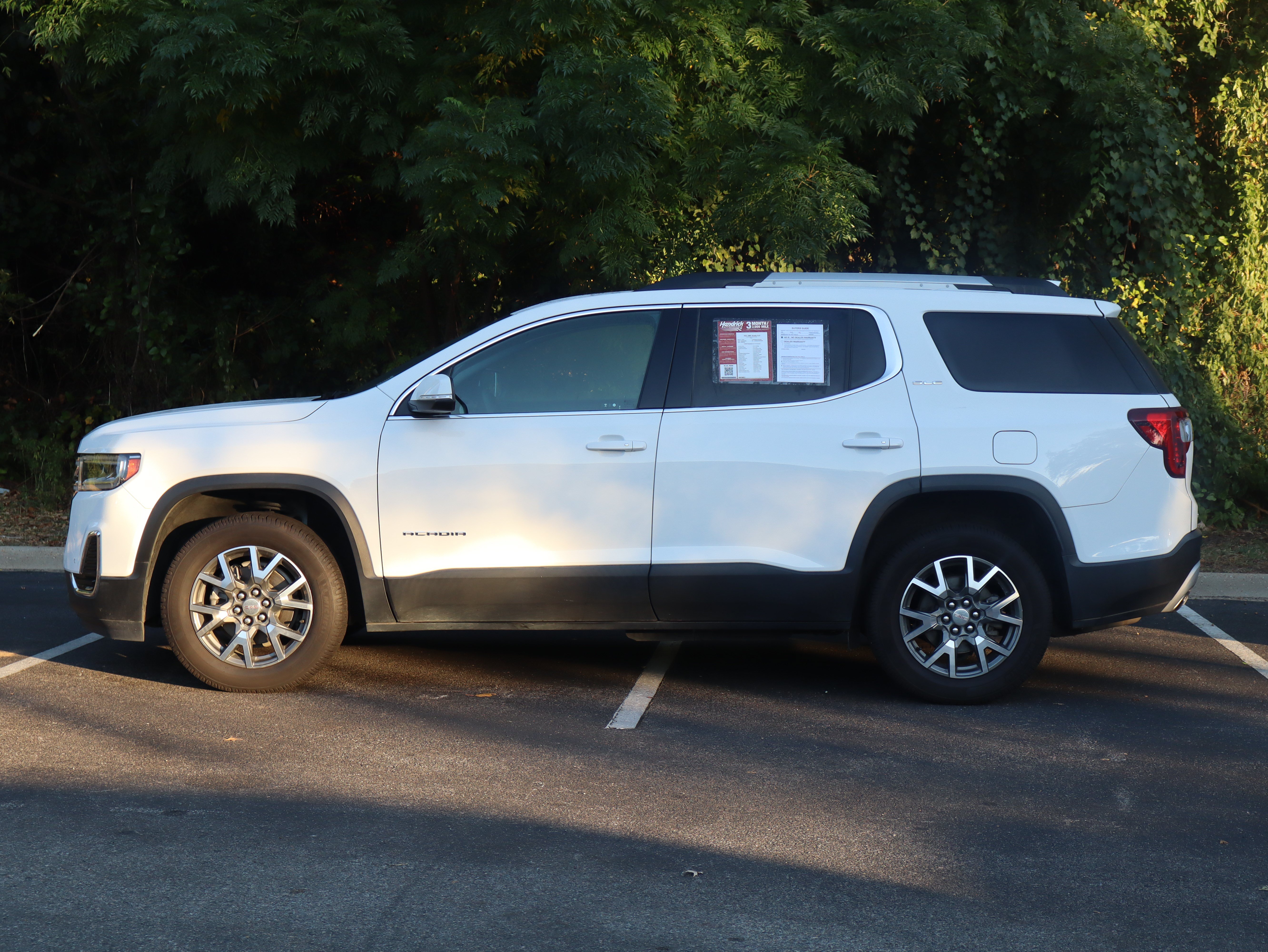 Used 2023 GMC Acadia SLE w/ Driver Convenience Package FWD image 6