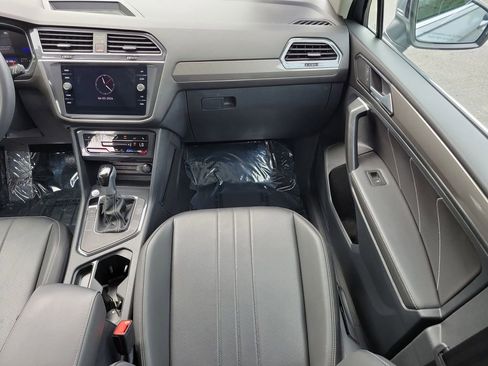 Used 2024 Volkswagen Tiguan SE w/ Panoramic Sunroof Package FWD image 15
