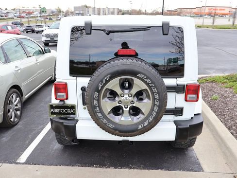 Used 2016 Jeep Wrangler Unlimited Sahara w/ Connectivity Group image 12