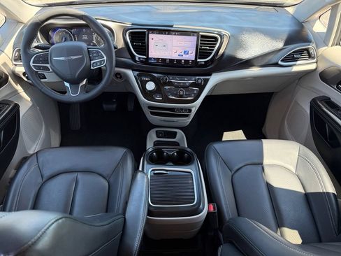 Used 2023 Chrysler Pacifica Touring-L FWD image 12