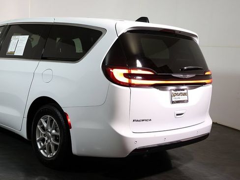 Used 2024 Chrysler Pacifica Touring-L FWD image 11