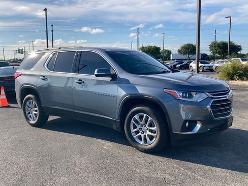 Used 2021 Chevrolet Traverse LT FWD image 2