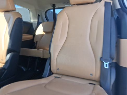 Used 2024 Kia Carnival LX image 16