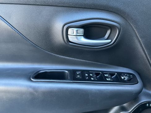 Used 2020 Jeep Renegade Altitude FWD image 12