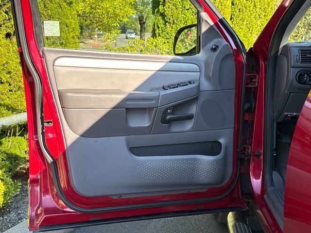 Used 2004 Ford Explorer XLT AWD/4WD image 17