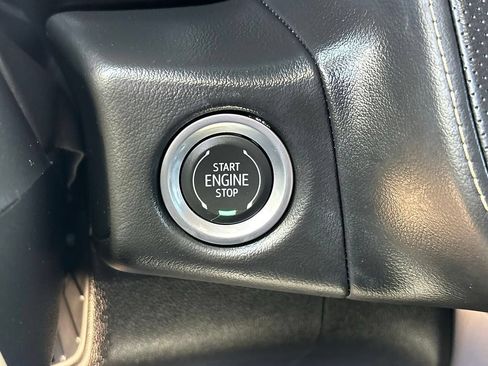 Used 2024 GMC Yukon SLT AWD/4WD image 17