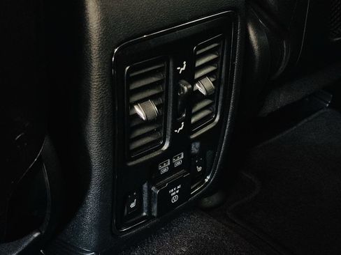 Used 2016 Jeep Grand Cherokee Overland AWD/4WD image 36