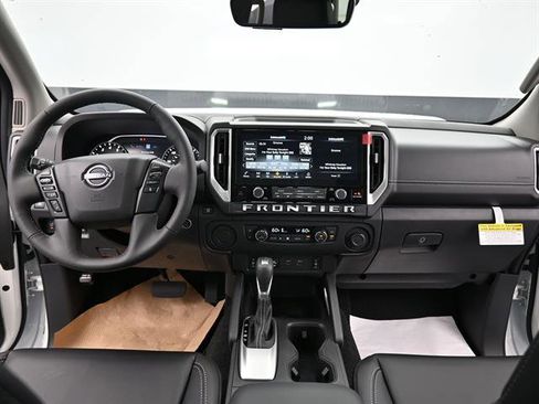 Used 2025 Nissan Frontier SL image 12
