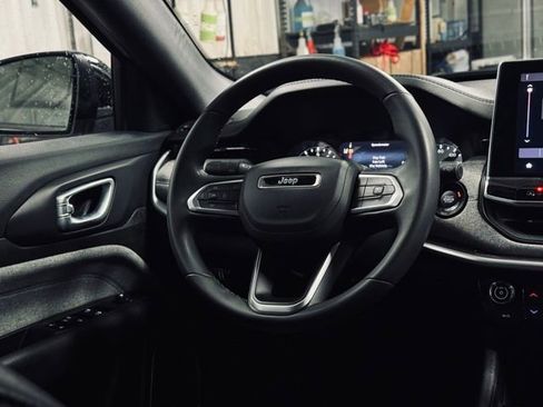 Used 2023 Jeep Compass Latitude image 22