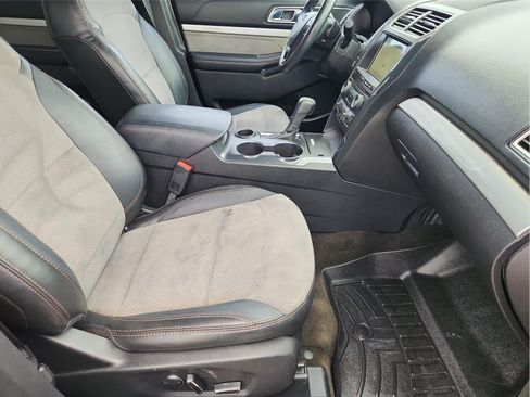 Used 2017 Ford Explorer XLT w/ Equipment Group 202A FWD image 28
