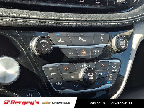 Used 2023 Chrysler Pacifica Touring-L FWD image 17