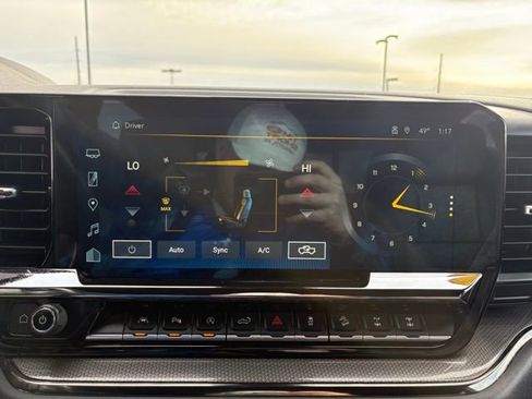 Used 2022 Chevrolet Silverado 1500 ZR2 w/ Technology Package image 18